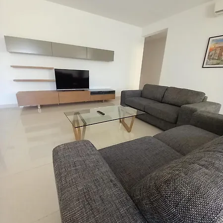 3-bedroom In The Heart Of Apartment *